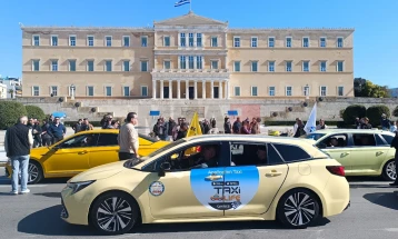 Protestë e shoferëve të taksive në qendër të Athinës në kuadër të grevës treditore (Foto)
