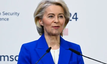 Фон дер Лајен планира посета на Гренланд додека продолжуваат разговорите за судбината на островот