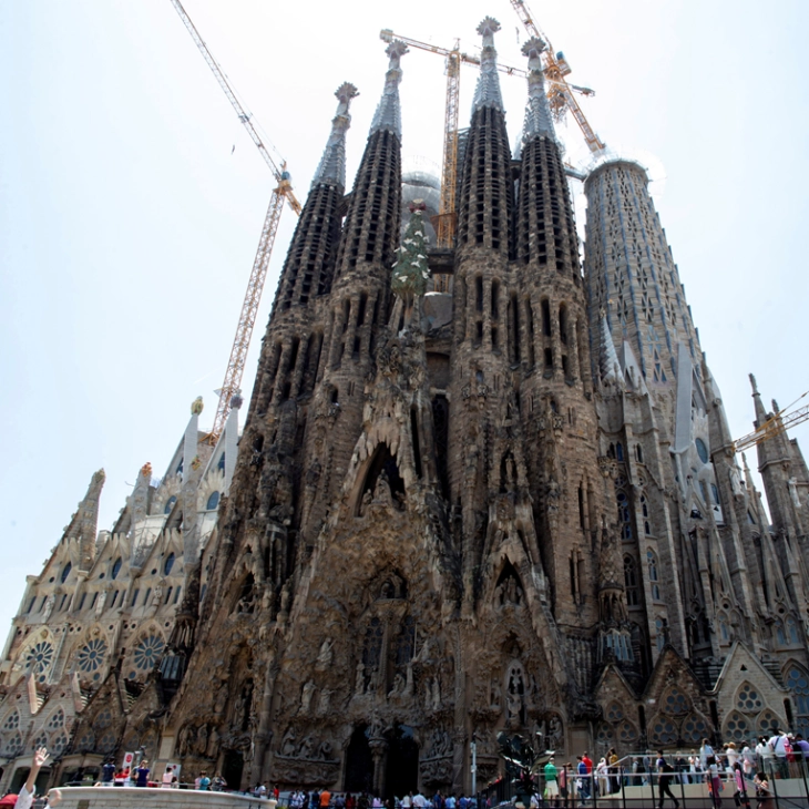 Саграда Фамилија во Барселона стана највисока црква во светот, доградена кулата во централниот дел