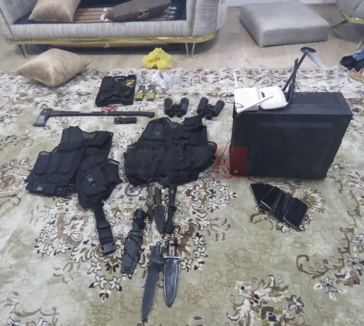 Gjenden armë gjatë kontrollit në rajonin e Tetovës, arrestohen dy persona, njëri për kërcënim me vrasje masive nëpërmjet internetit