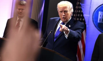 Tramp nënshkroi urdhër ekzekutiv, me të cilin vendosen tarifa globale prej 10 për qind, pas vendimit të Gjykatës Supreme