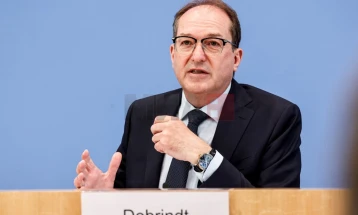 Германија планира да ја забрза интеграцијата на барателите на азил на пазарот на трудот