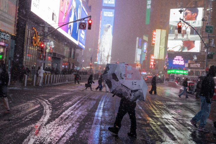 Поради зимска бура затворени училишта на североистокот на САД, откажани илјадници летови