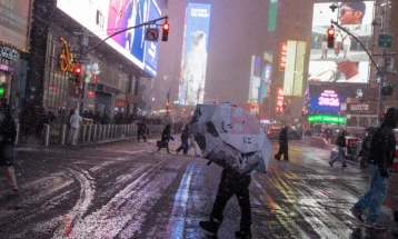 Поради зимска бура затворени училишта на североистокот на САД, откажани илјадници летови