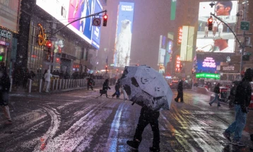 Për shkak të stuhisë dimërore janë mbyllur shkollat në verilindje të SHBA-së, janë anuluar mijëra fluturime