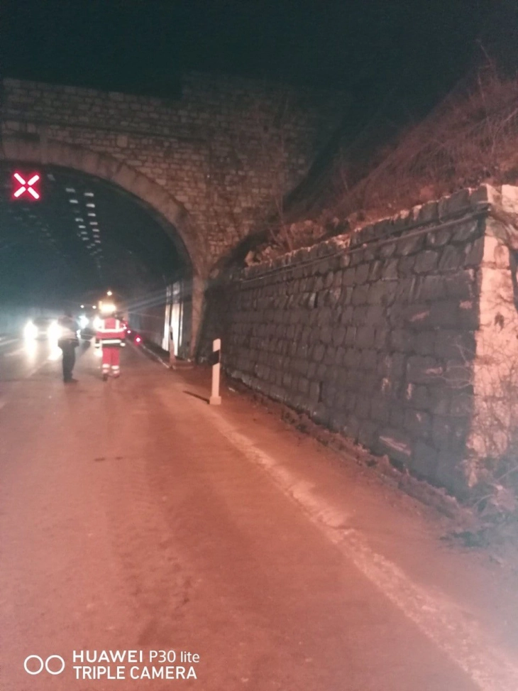 (ФОТО) Одронот во тунелот Бадар на патот Скопје-Велес исчистен, нормализиран сообраќајот, непотребно крената паника