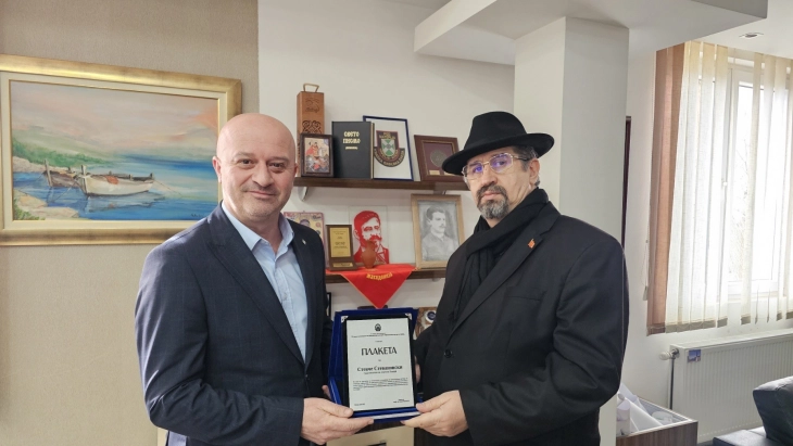 Директорот на КИЦ Софија му врачи плакета на градоначалникот на Новаци за поддршката на македонската култура во странство