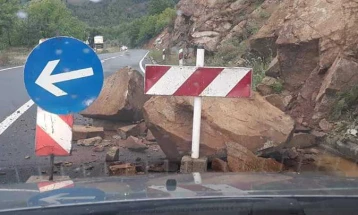 Поради одрон, сообраќајот на дел од патот Катланово - Велес се одвива по една лента