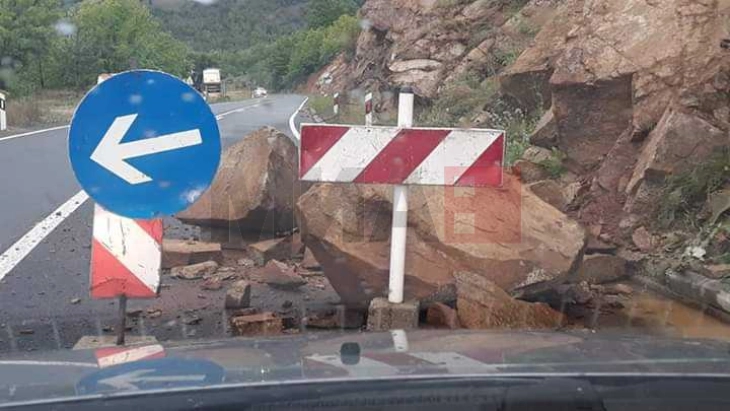 Për shkak të rrëshqitjes së dheut, trafiku në një pjesë të rrugës Katllanovë-Veles po zhvillohet në një korsi