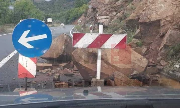 Për shkak të rrëshqitjes së dheut, trafiku në një pjesë të rrugës Katllanovë-Veles po zhvillohet në një korsi