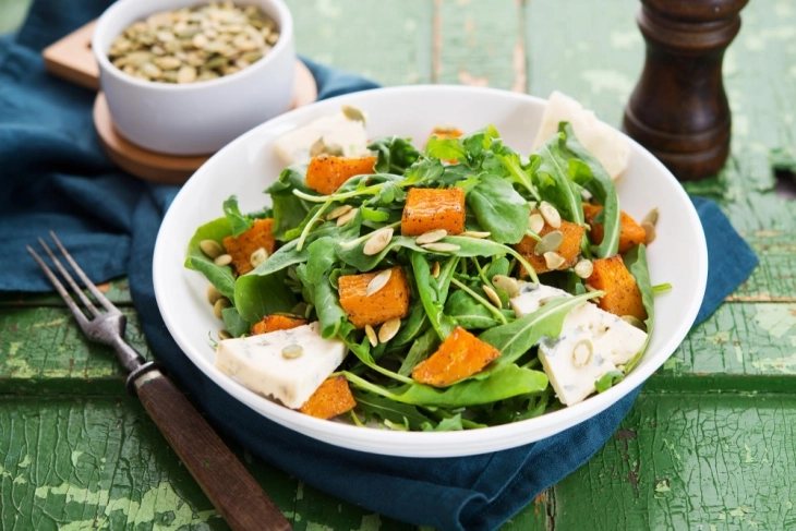 Sallatë me kungull të pjekur dhe rukola