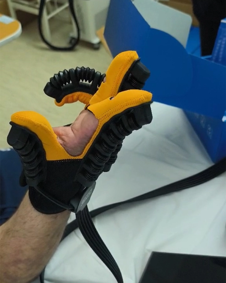 Донација за ЈЗУ Општа болница - Кочани од 90 комплети ракавици за пасивна рехабилитација