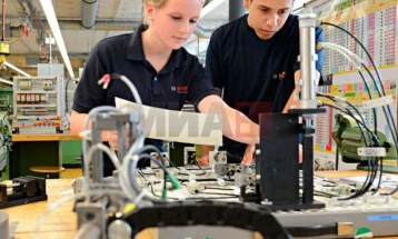 Околу илјада компании вклучени во дуалното образование, Македонија веќе брои 65 стручни училишта и 875 дуални паралелки