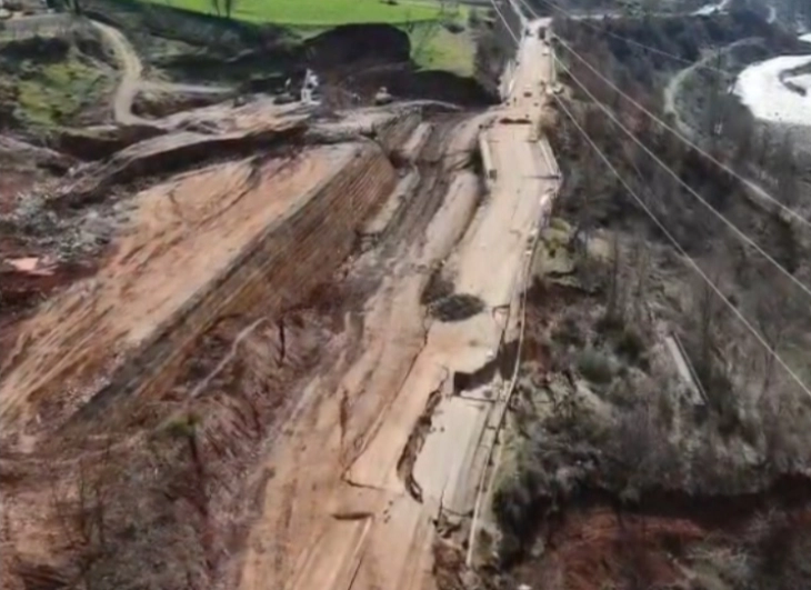 Блокадата на патот Либражд - Прењас ја парализираше границата со Македонија, триесетина камиони заглавени на Ќафасан