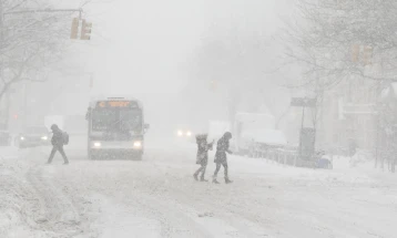 Снежна бура го парализира североисточниот дел на САД, продолжува да предизвикува проблеми со транспортот и струјата