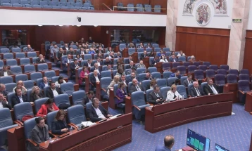 Собранието ги донесе законите со кои се намалуваат платите на пратениците и избраните и именувани лица