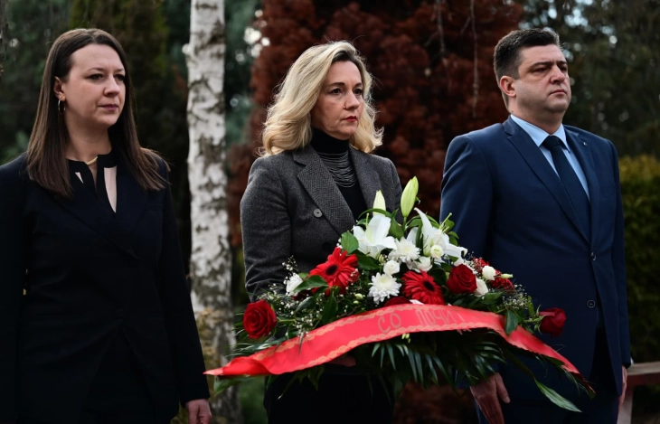 СДСМ оддаде почит и положи цвеќе на почивалиштето на претседателот Борис Трајковски