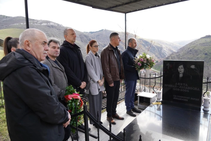 На велешките гробишта оддадена почит за Анита Кришан Лозановска, која загинатa во авионската несреќа со екипажот на претседателот Трајковски