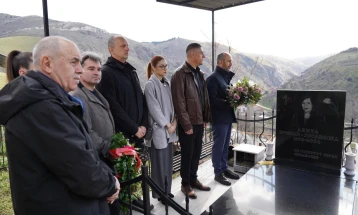 На велешките гробишта оддадена почит за Анита Кришан Лозановска, која загинатa во авионската несреќа со екипажот на претседателот Трајковски