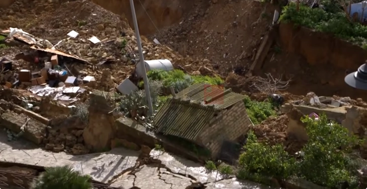 Пожарникари од Сицилија спасија 400 ретки книги по свлечиштето - библиотеката и натаму во опасност