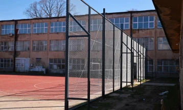 Поставена е нова заштитна ограда околу спортските терени на велешката Гимназија „Кочо Рацин“