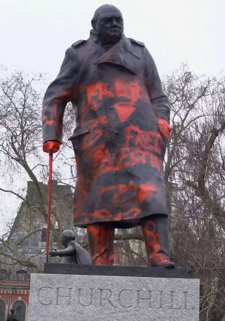 Во Лондон уапсен маж, кој го вандализирал споменикот на Винстон Черчил