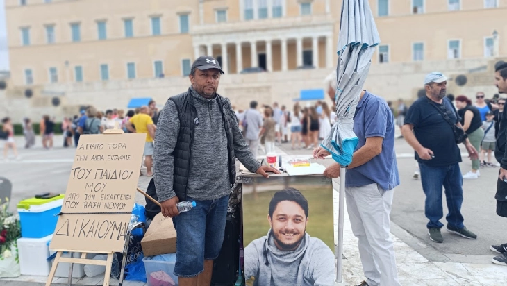 Татко на загинат во железничката несреќа во Грција штрајкува со глад пред грчкиот парламент, за МИА вели ќе оди до крај