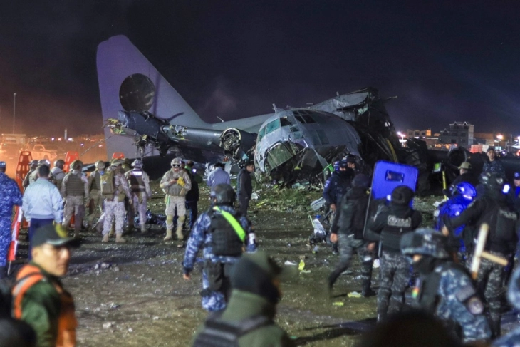 Најмалку 15 мртви во пад на боливиски воен авион