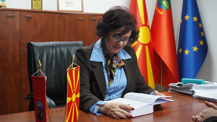 Градоначалничката Стаменкоска-Трајкоска доби примерок од првиот Македонски етимолошки речник од авторот Цветановски, жител на Кисела Вода