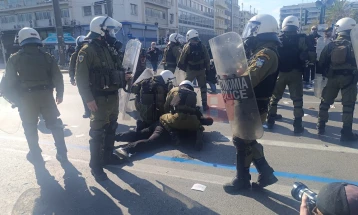 (Фото и видео) „Не беше несреќа, беше убиство“: Судир на демонстрантите во Атина со полицијата, употребен солзавец