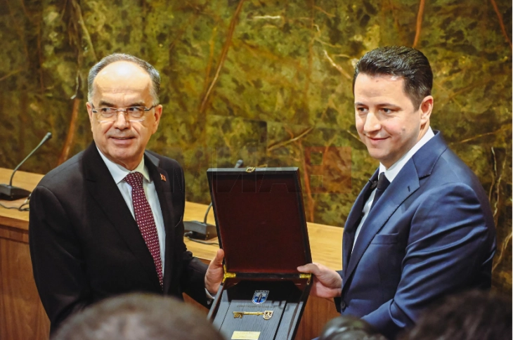 Valbon Limani i dhuron 