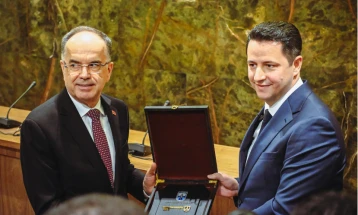 Градоначалникот Лимани му го додели „клучот на градот“ Гостивар на албанскиот претседател Бајрам Бегај