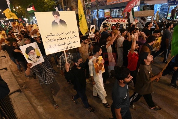 Стотици луѓе се обиделе да упаднат во американскиот конзулат во Карачи