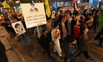 Стотици луѓе се обиделе да упаднат во американскиот конзулат во Карачи