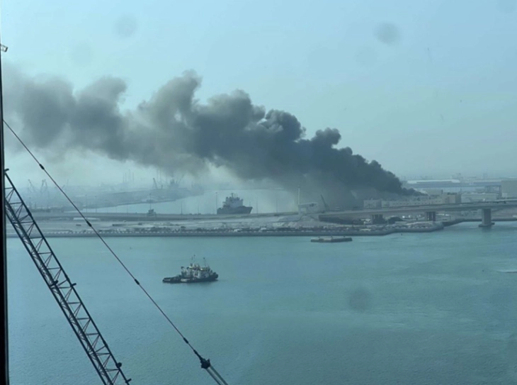 ОАЕ: Напад со дронови од Иран предизвика пожар во поморската база во Абу Даби