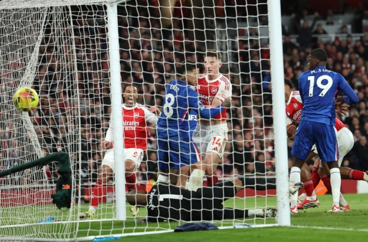 Leaders Arsenal beat 10-man Chelsea; Man Utd win but Spurs lose again