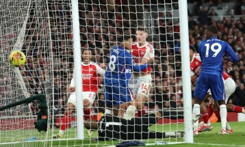 Leaders Arsenal beat 10-man Chelsea; Man Utd win but Spurs lose again