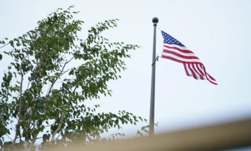 Оган и чад се издигаат над Амбасадата на САД во Кувајт