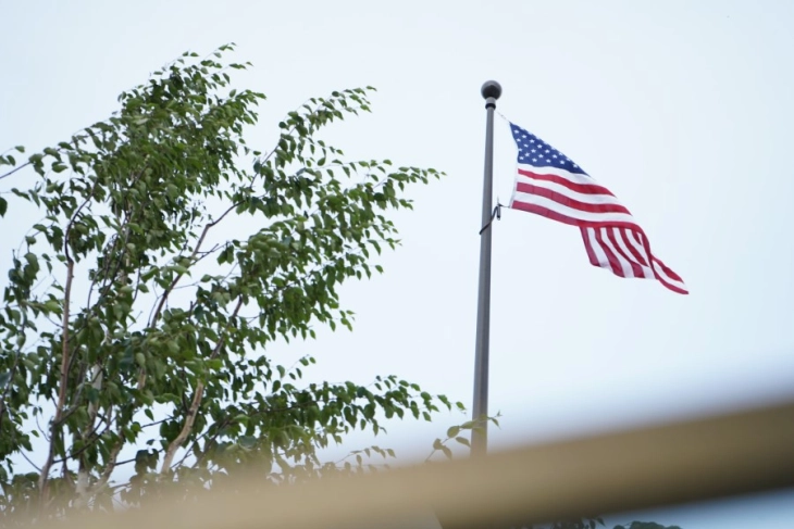 Zjarr dhe tym po ngritet mbi Ambasadën e SHBA-së në Kuvajt