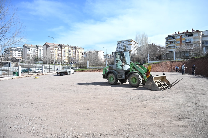 Се уредуваат над 50 паркинг места кај штипската спортска сала „Јордан Мијалков“