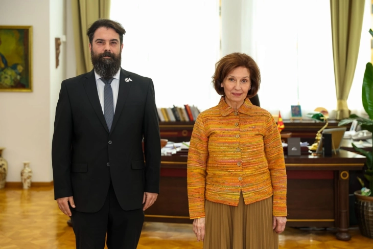 Средба на Сиљановска-Давкова со Илија Каров, претседател на Кинолошкиот клуб  „Македонско овчарско куче – Караман”