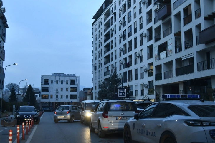 Мајка и дете попладнево паднале од балкон во Карпош