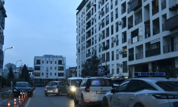 Мајка и дете попладнево паднале од балкон во Карпош