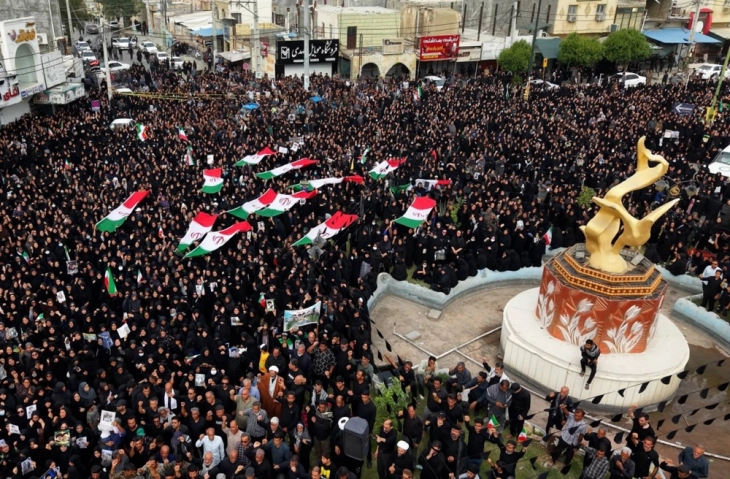 Илјадници луѓе на масовниот погреб на девојчињата убиени во американско-израелскиот напад врз Иран 