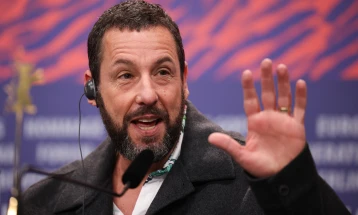 Адам Сендлер ќе го замени Кристијан Бејл во „Тајм аут“