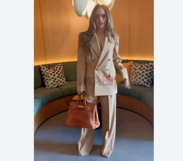 Џеј-Ло во „носталгично“ модно издание од 90-тите во најавениот нов спот