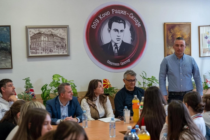 Ученици дискутираа за дебелината со градоначалникот и советници во Општина Центар