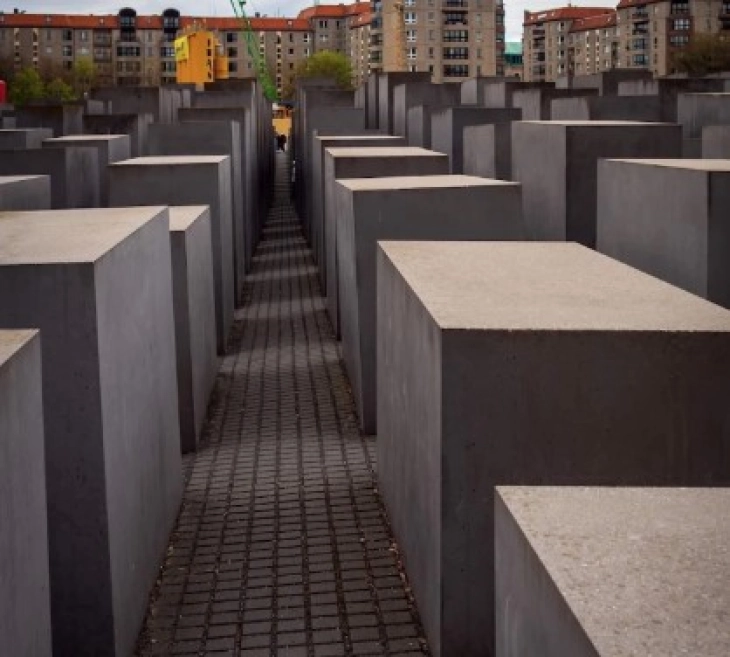 Сириец осуден на 13 години затвор за напад врз турист во Споменикот на холокаустот во Берлин