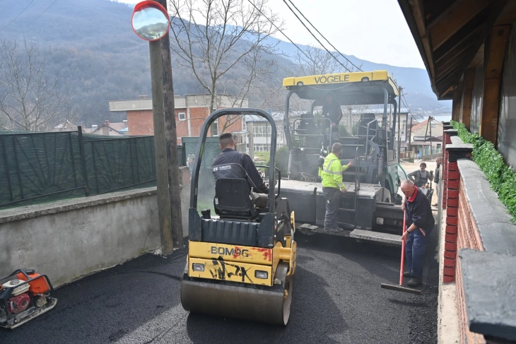 Општина Дебар продолжува со зафати за подобра патна инфраструктура, во завршна фаза асфалтирањето на патот во Долно Косоврасти