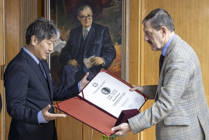 Japanese Slavist Motoki Nomachi awarded ‘Blazhe Koneski’ medal by MANU